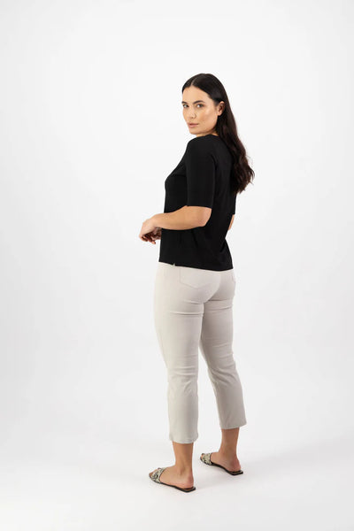 VASSALLI (LN) 'V' neck top - Black! 16