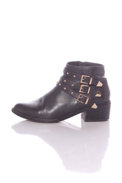 ISABELLA ANSELMI - Studded strap leather ankle boot! 38