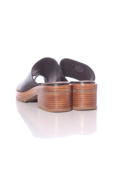 MI PIACI - Toe detail leather slides! 39