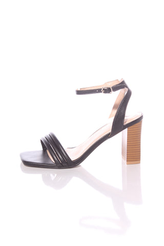 CELEBRITY (LN) "Whitney" sandals! 9