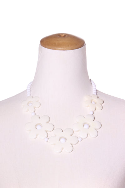 TRELISE COOPER - Flower statement necklace! White