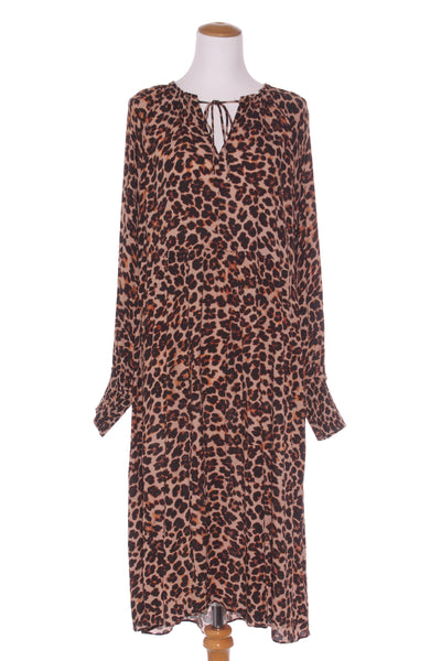 WHISTLE - Leopard print shirred sleeve midi dress! 14